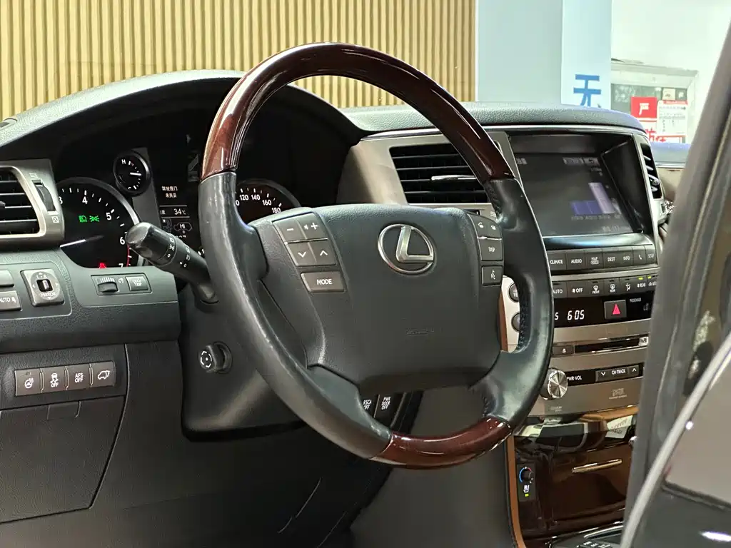 Lexus LX 2014 — фото 8
