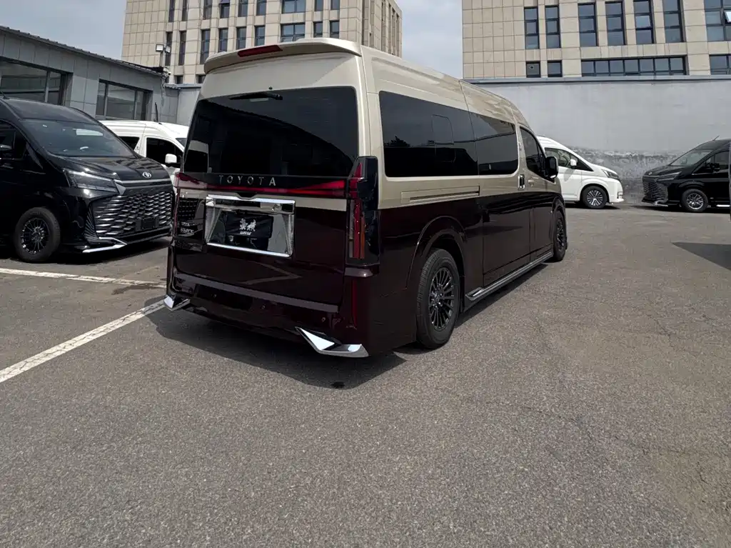 Toyota Hiace 2025 — фото 4