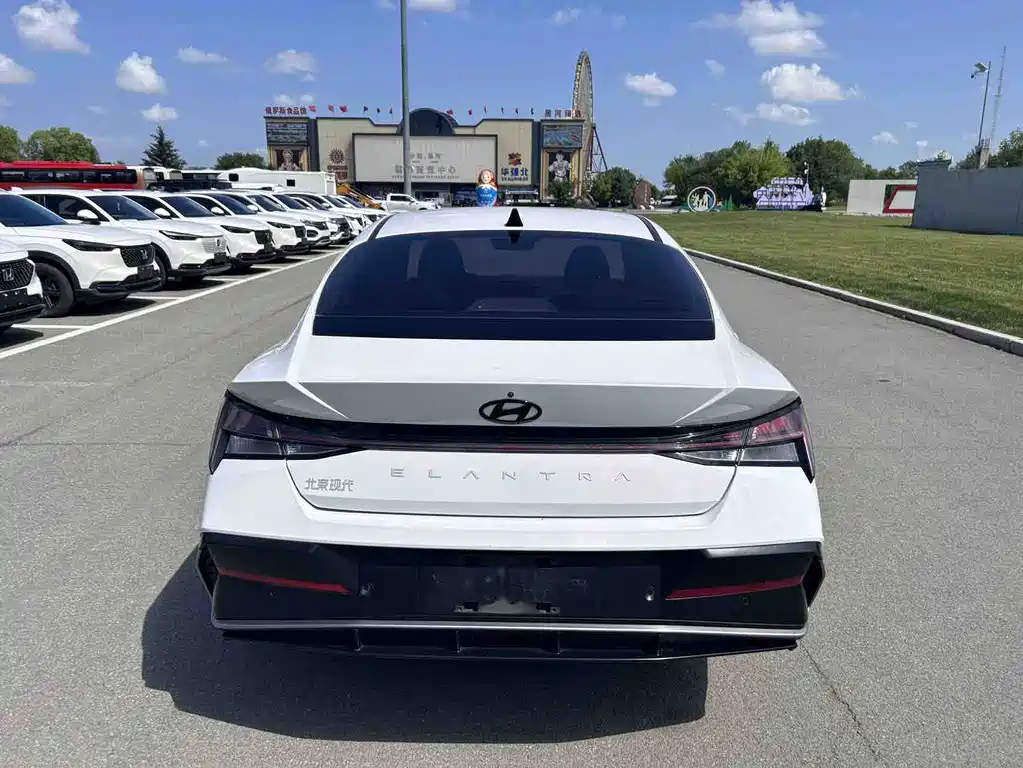 Hyundai Elantra 2023 — фото 10