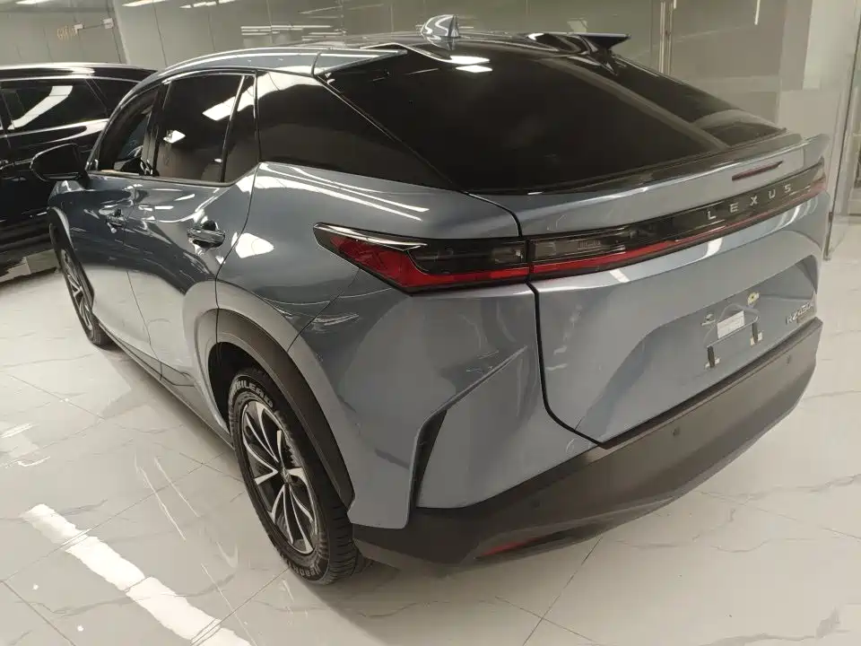 Lexus RZ 2023
