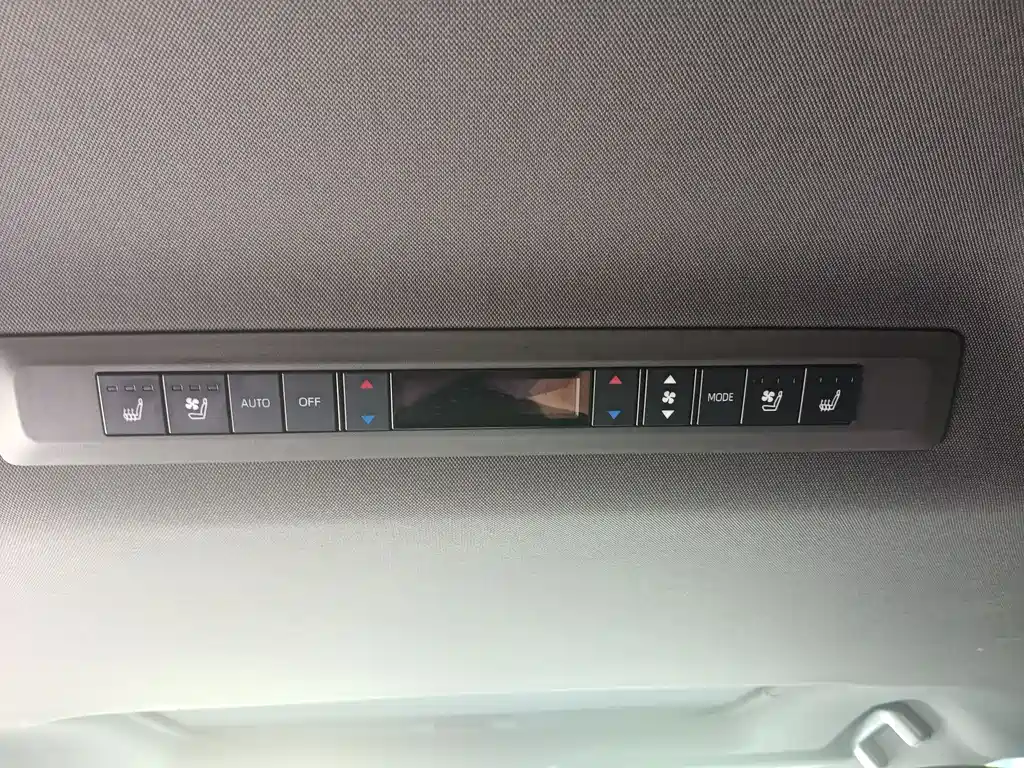 Toyota Sienna 2022 — фото 19