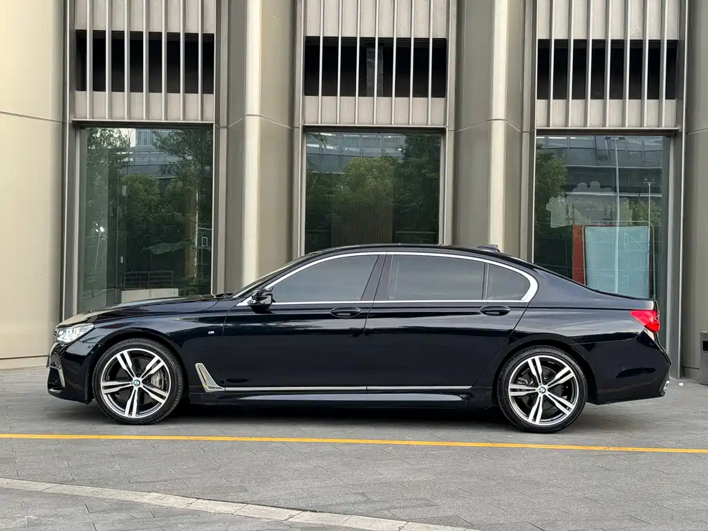 BMW 7 Series 2018 — фото 7