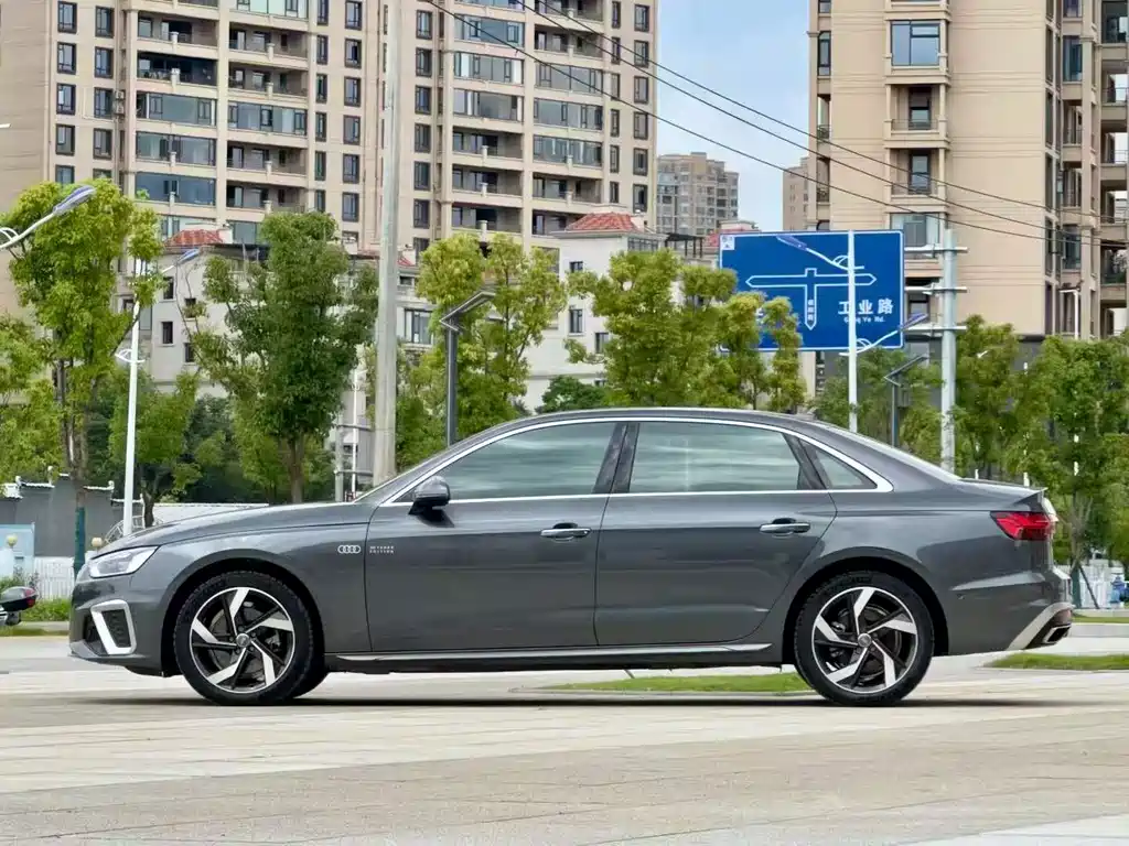 Audi A4L 2022 — фото 14