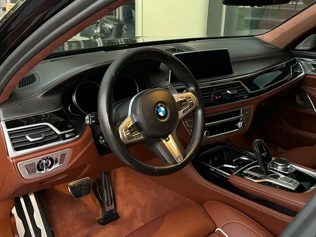 BMW 7 Series 2018 — фото 16