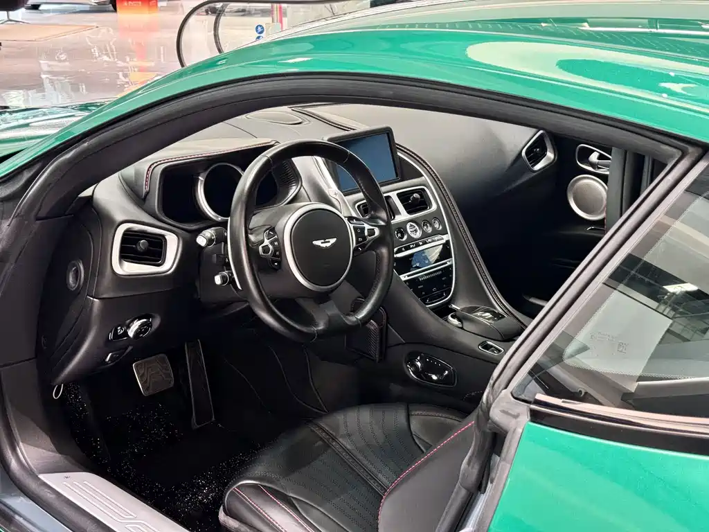 Aston Martin DB11 2019 — фото 14