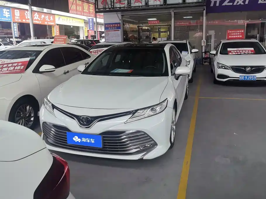 Toyota Camry 2018 — фото 2