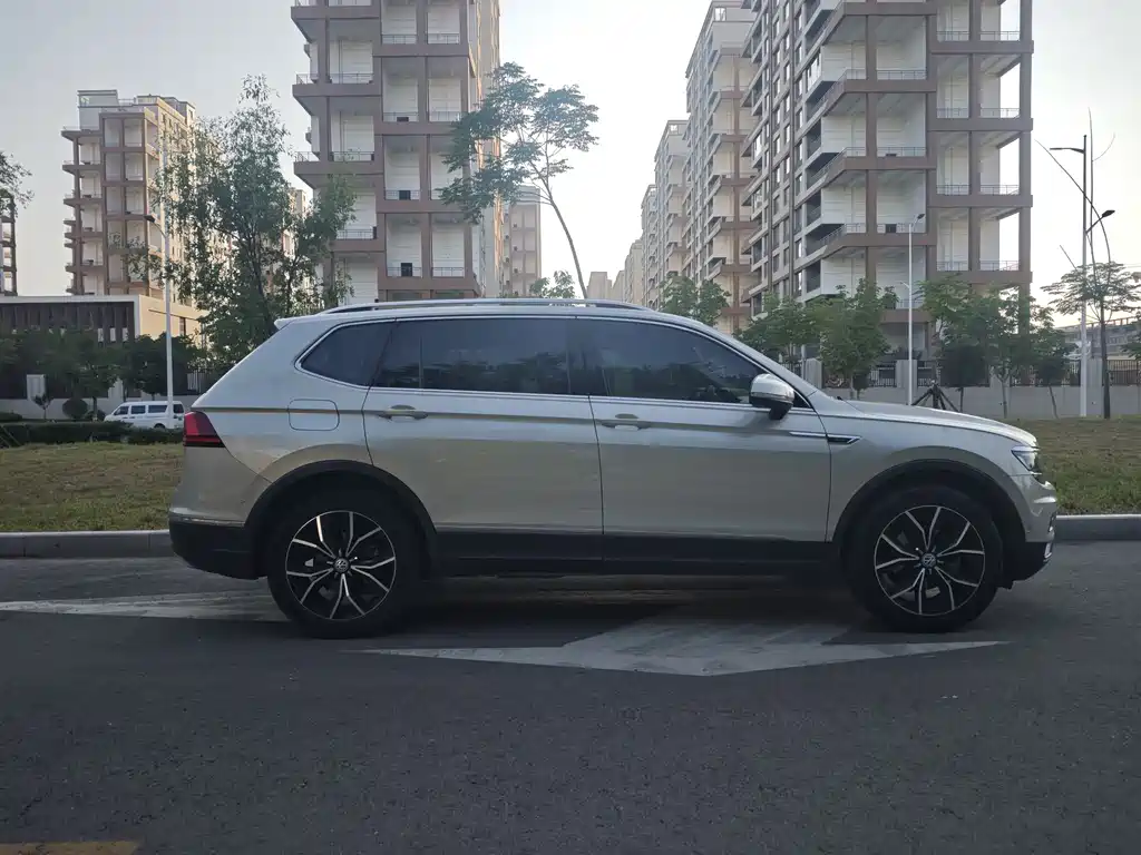 Volkswagen Tiguan L 2018 — фото 8