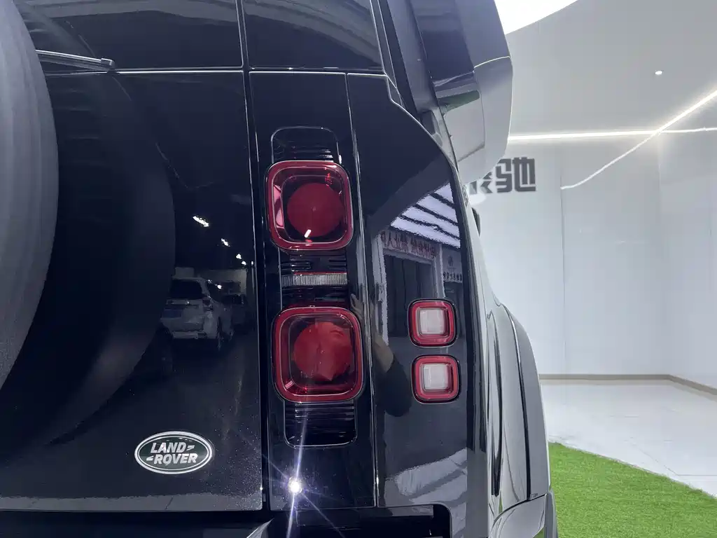 Land Rover Defender 2023 — фото 30