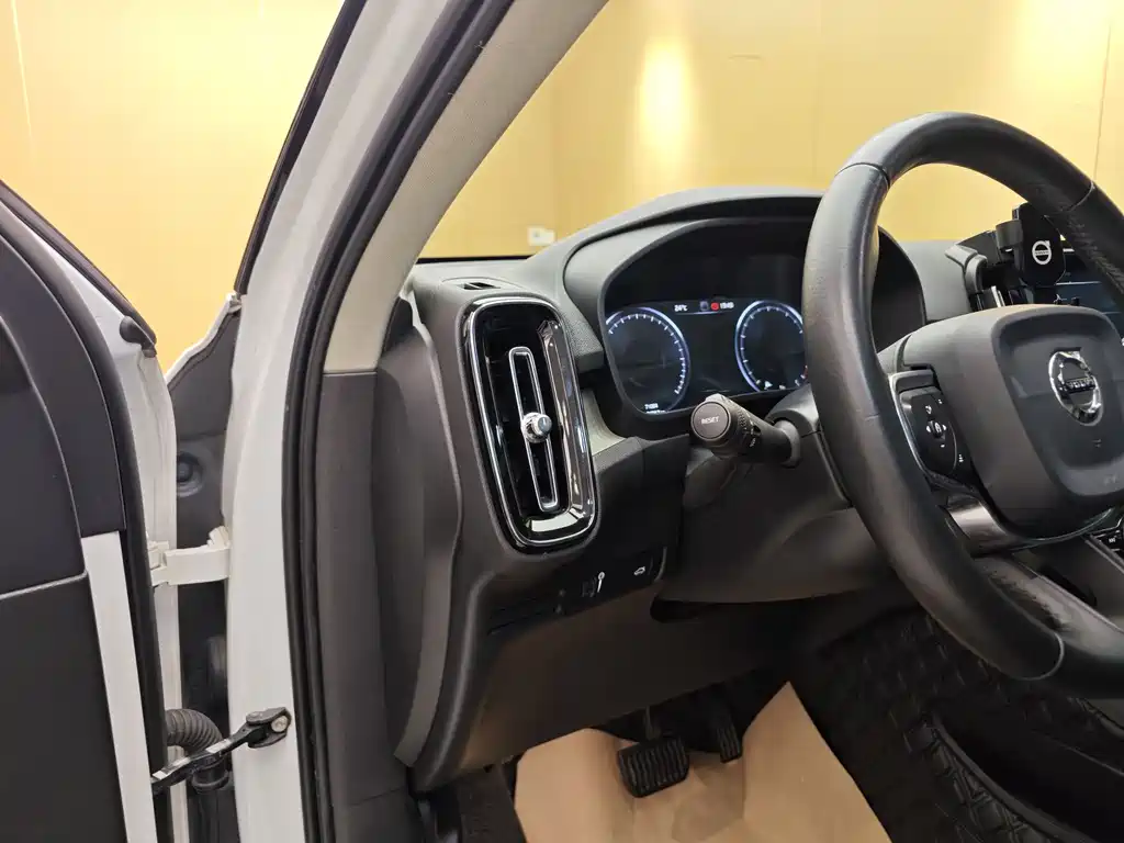 Volvo XC40 2019 — фото 12