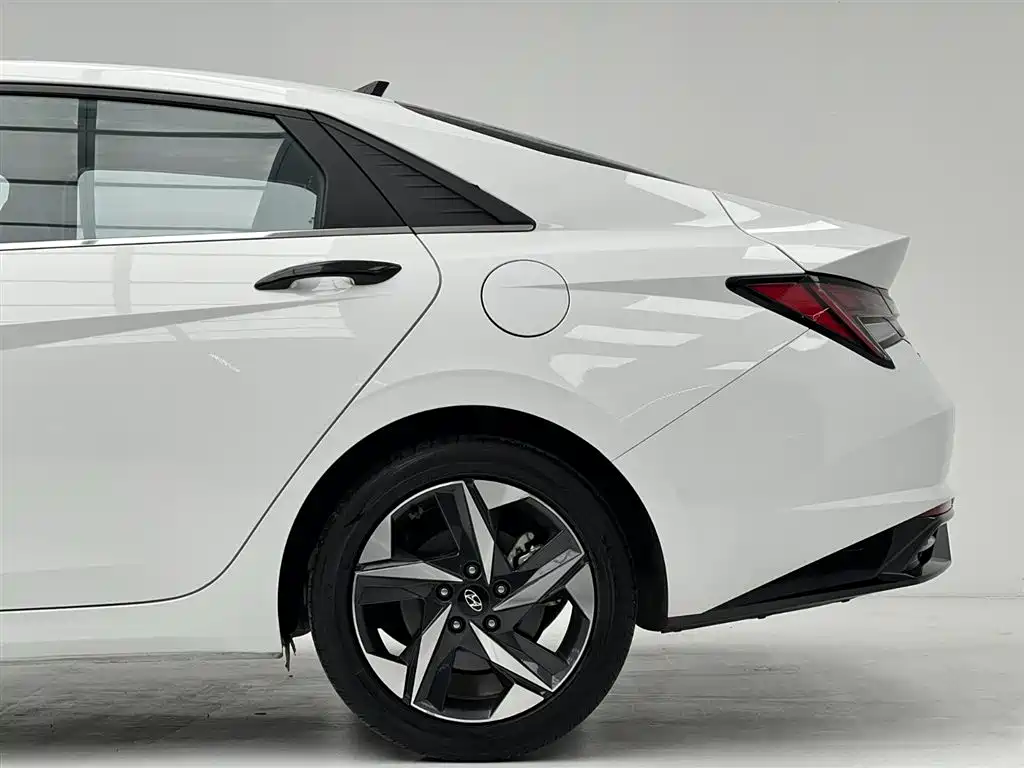 Hyundai Elantra 2022 — фото 13