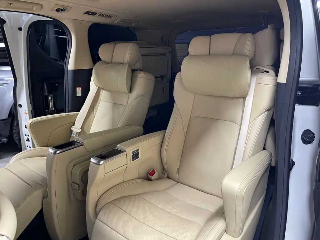 Toyota Alphard 2022 — фото 8