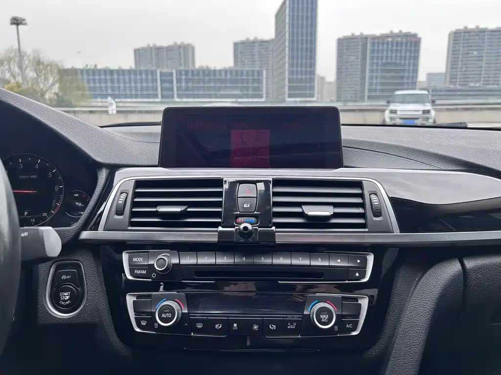 BMW 3 Series 2019 — фото 11