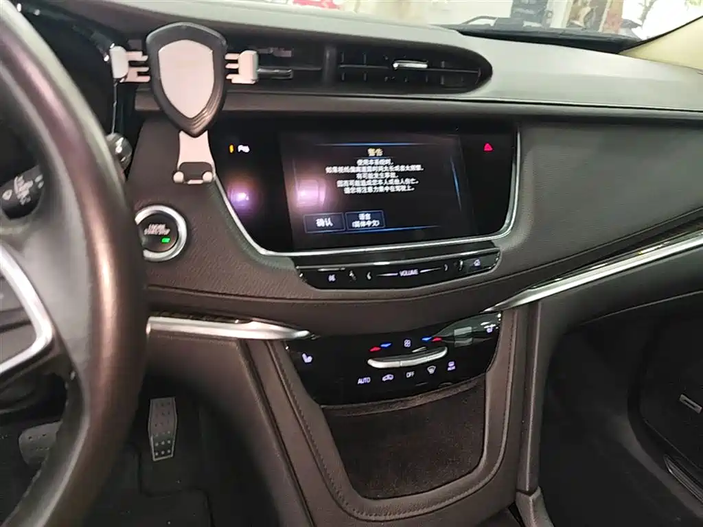 Cadillac XT5 2017 — фото 13