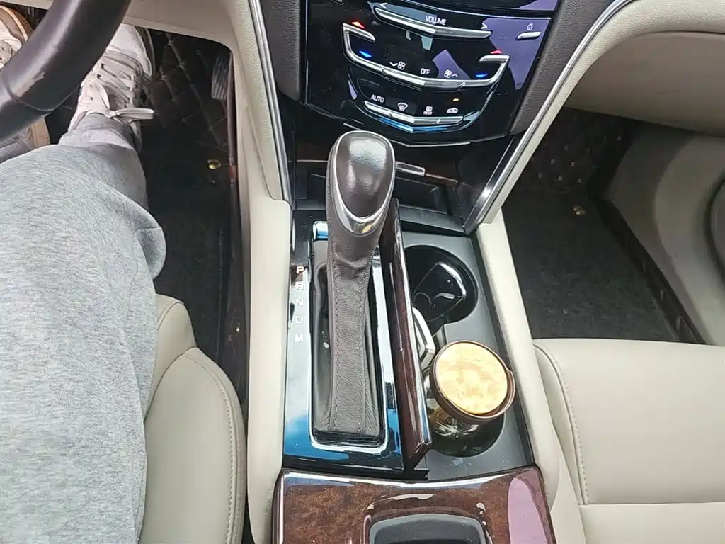 Cadillac XTS 2017 — фото 10