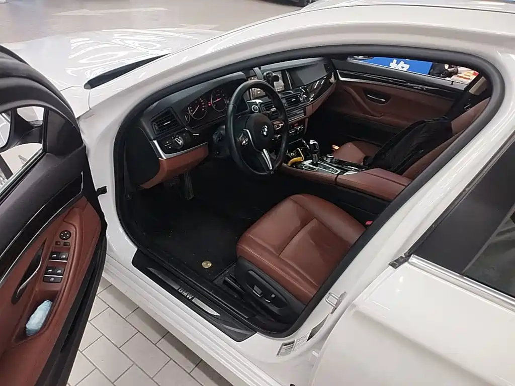 BMW 5 Series 2015 — фото 16