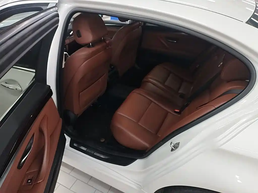 BMW 5 Series 2015 — фото 17