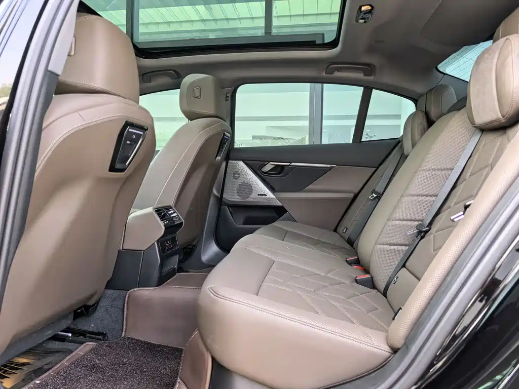 BMW 5 Series 2025 — фото 14