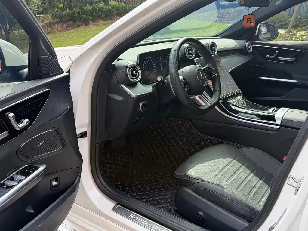 Mercedes-Benz C-Class 2025 — фото 16