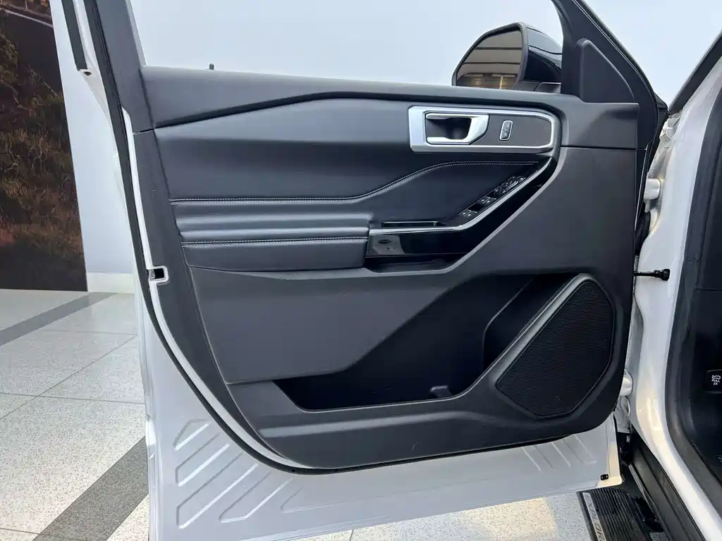 Ford Explorer 2023 — фото 9