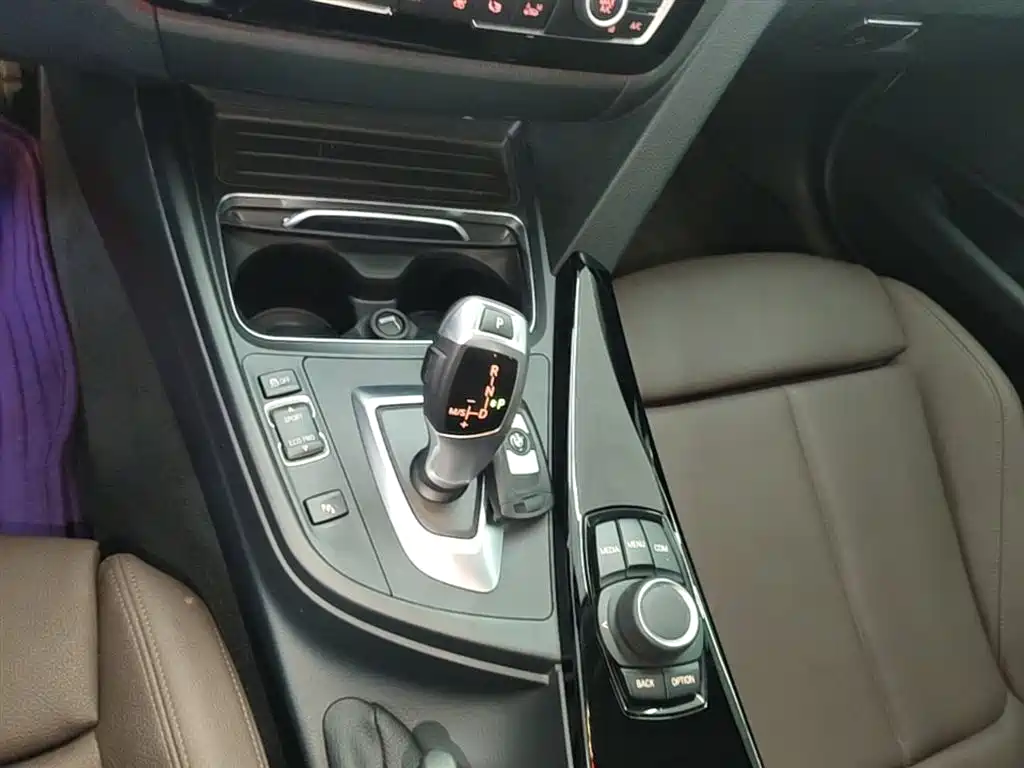 BMW 3 Series 2018 — фото 14