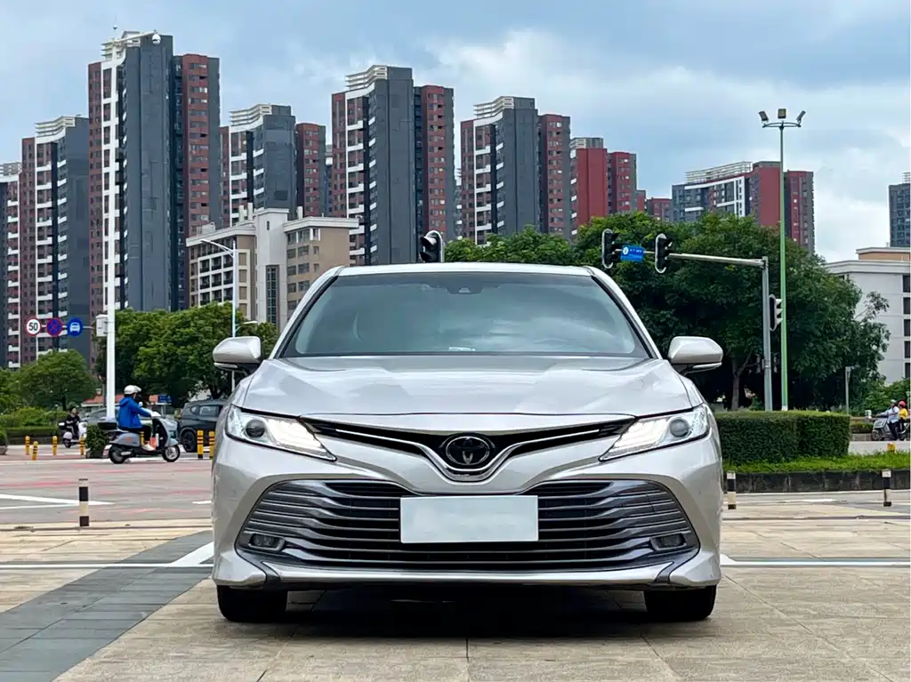 Toyota Camry 2019 — фото 2