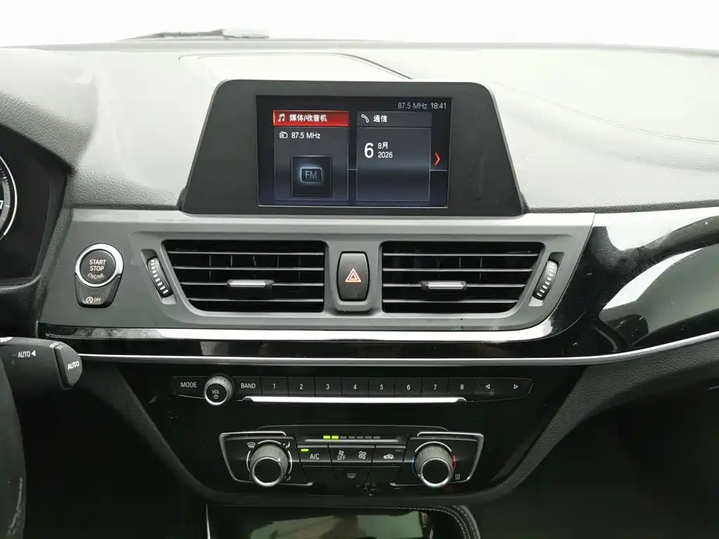 BMW 1 Series 2018 — фото 12