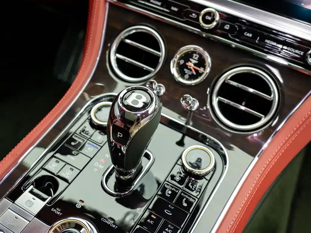 Bentley Continental 2024 — фото 16