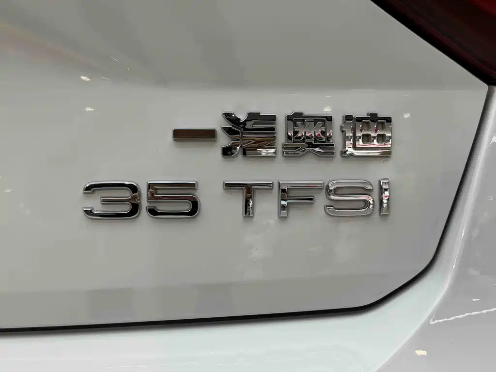Audi Q2L 2019 — фото 10