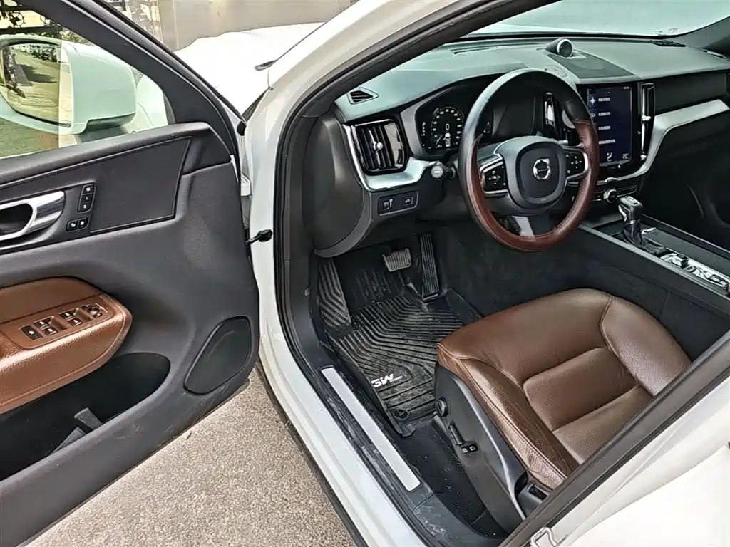 Volvo XC60 2021 — фото 16