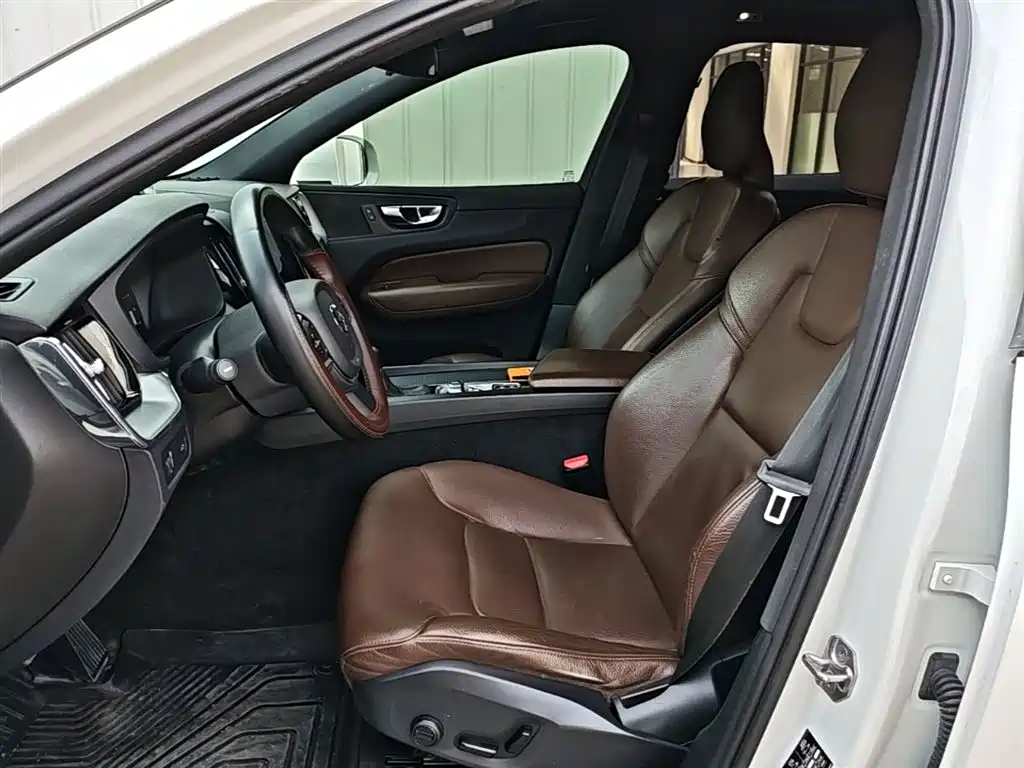 Volvo XC60 2021 — фото 15