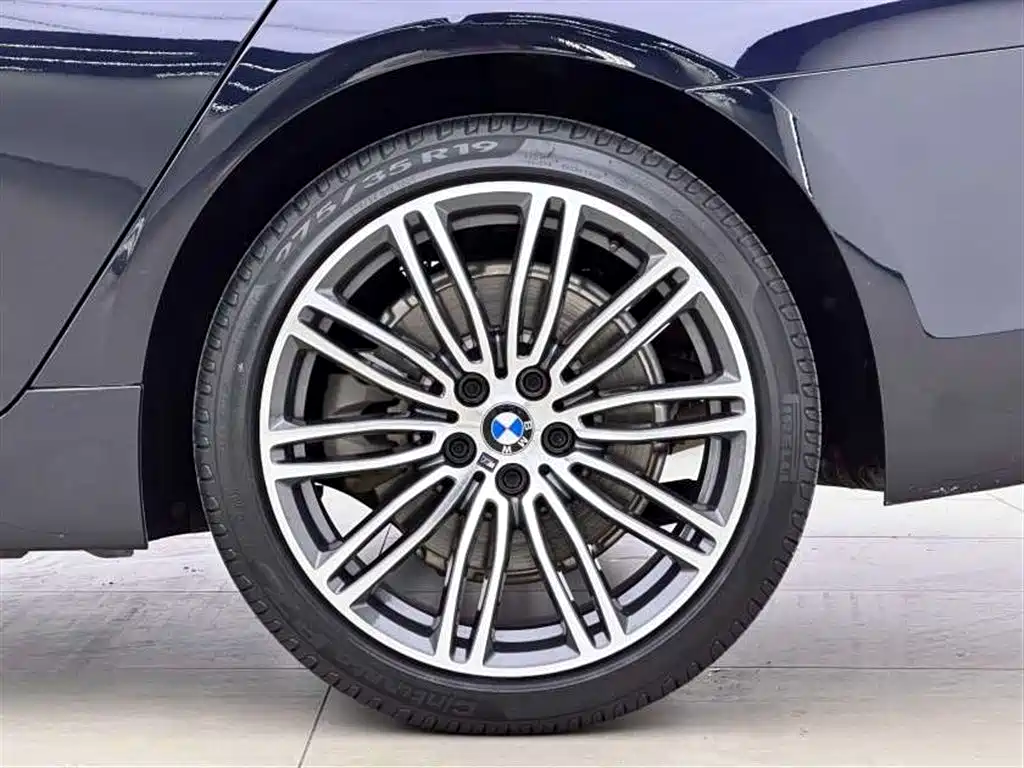 BMW 5 Series 2019 — фото 19