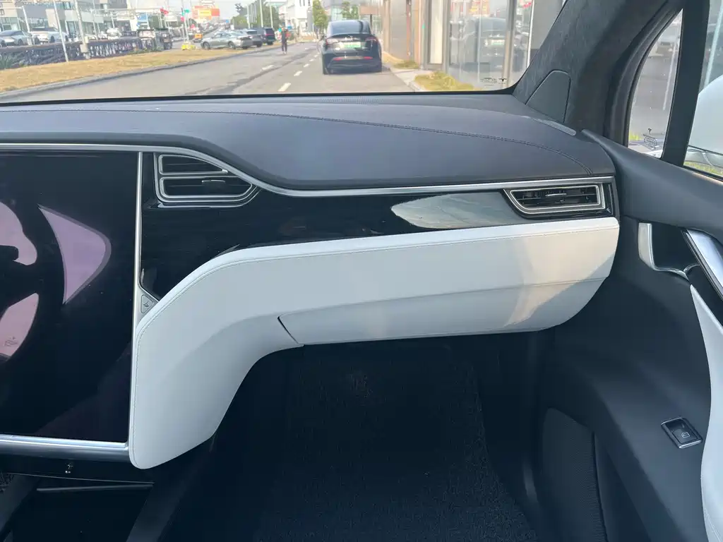 Tesla Model X 2017 — фото 11