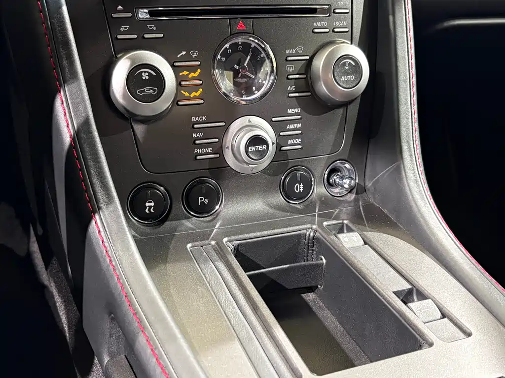 Aston Martin V8 Vantage 2010 — фото 11
