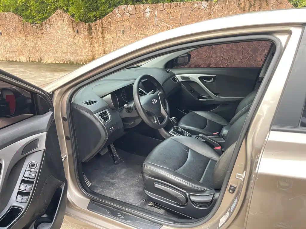 Hyundai Elantra 2016 — фото 13