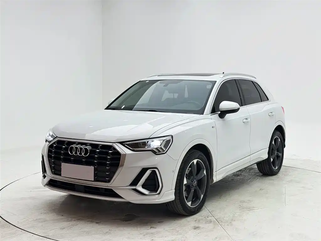 Audi Q3 2021 — фото 1