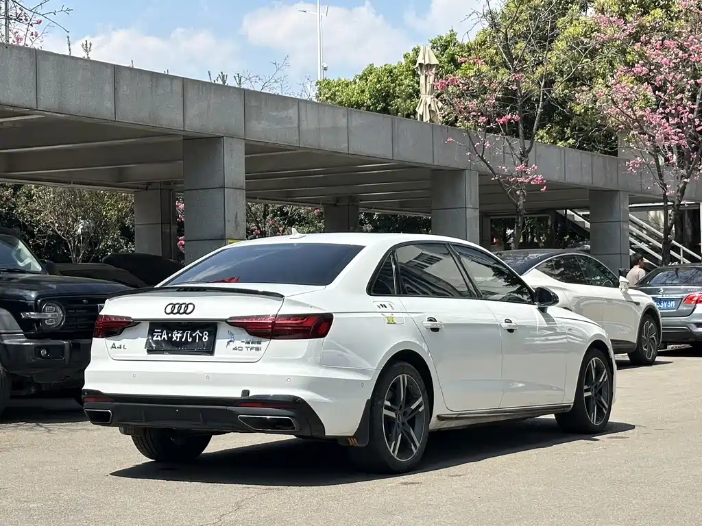Audi A4L 2023 — фото 9