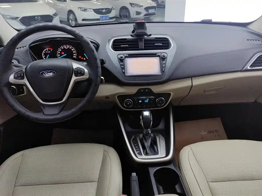 Ford Escort 2015 — фото 12