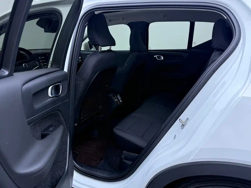 Volvo XC40 2021 — фото 17