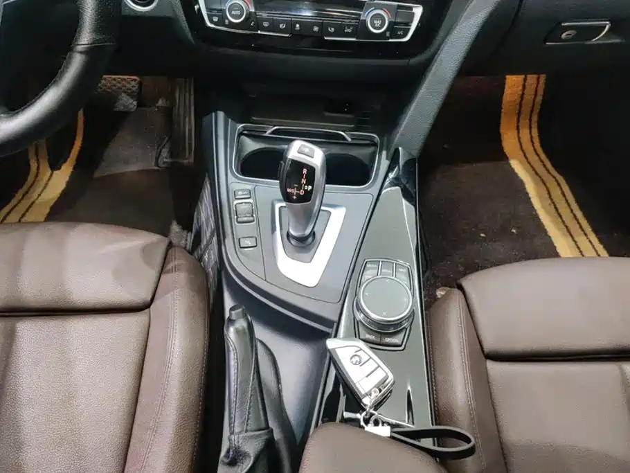 BMW 3 Series 2019 — фото 16
