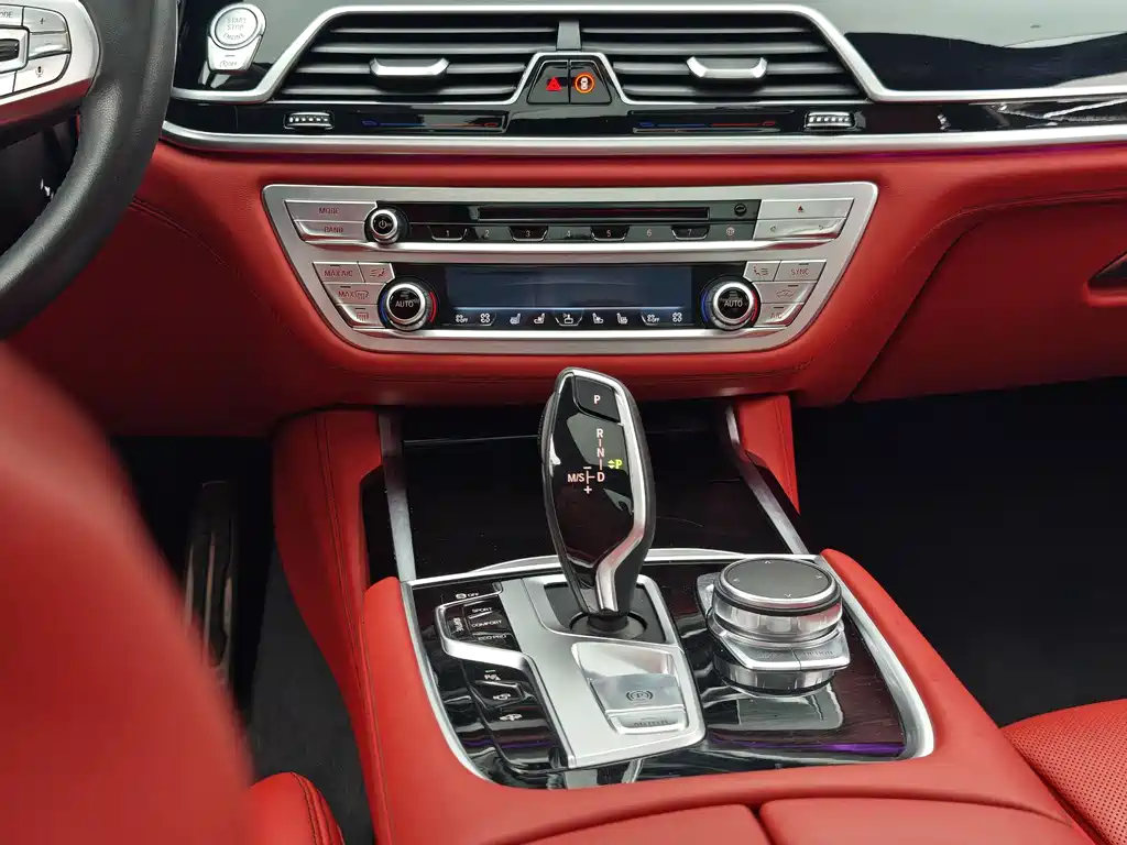 BMW 7 Series 2018 — фото 11