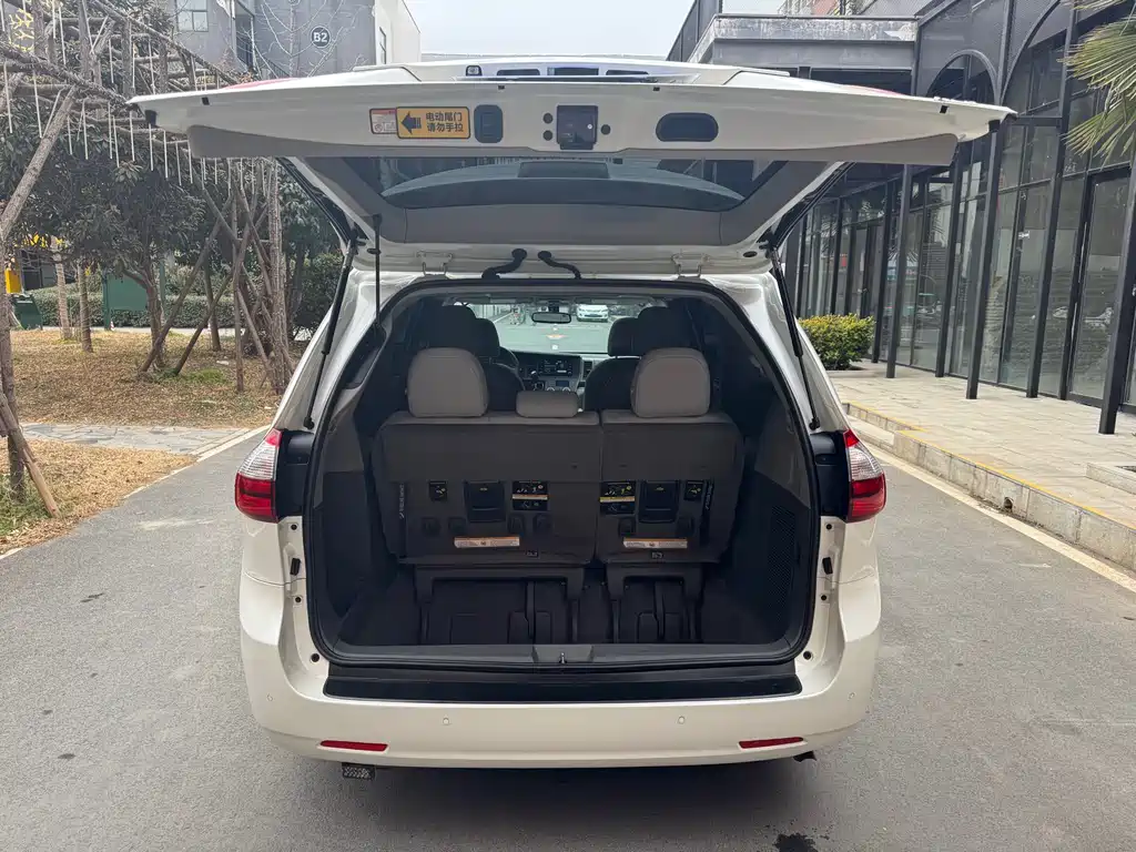 Toyota Sienna 2019 — фото 24
