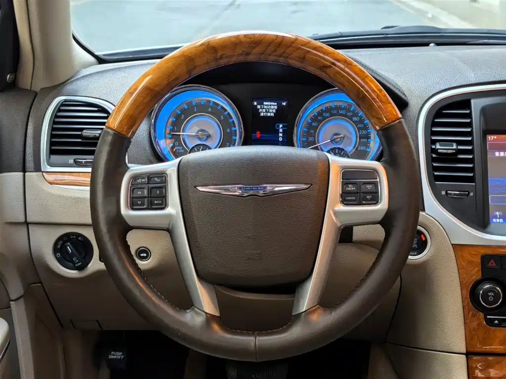 Chrysler 300C 2014 — фото 16