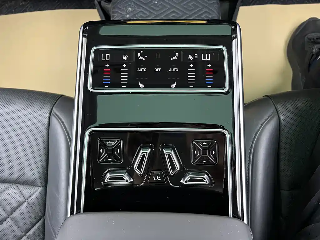 Audi A8 2021 — фото 24