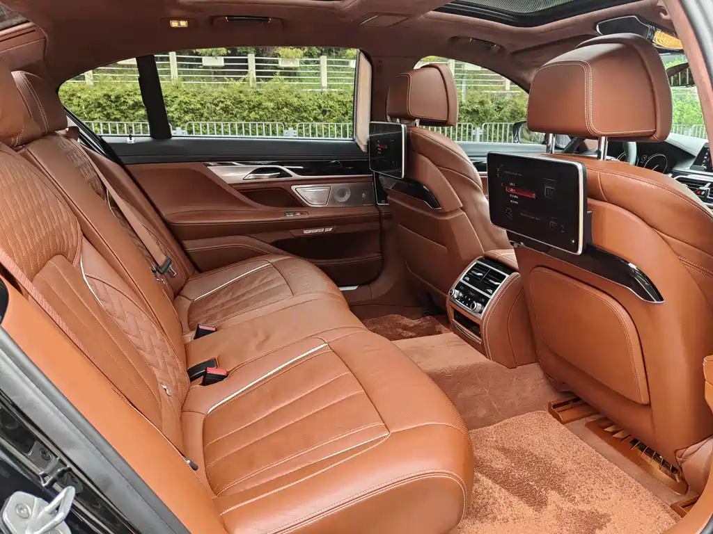 BMW 7 Series 2017 — фото 21