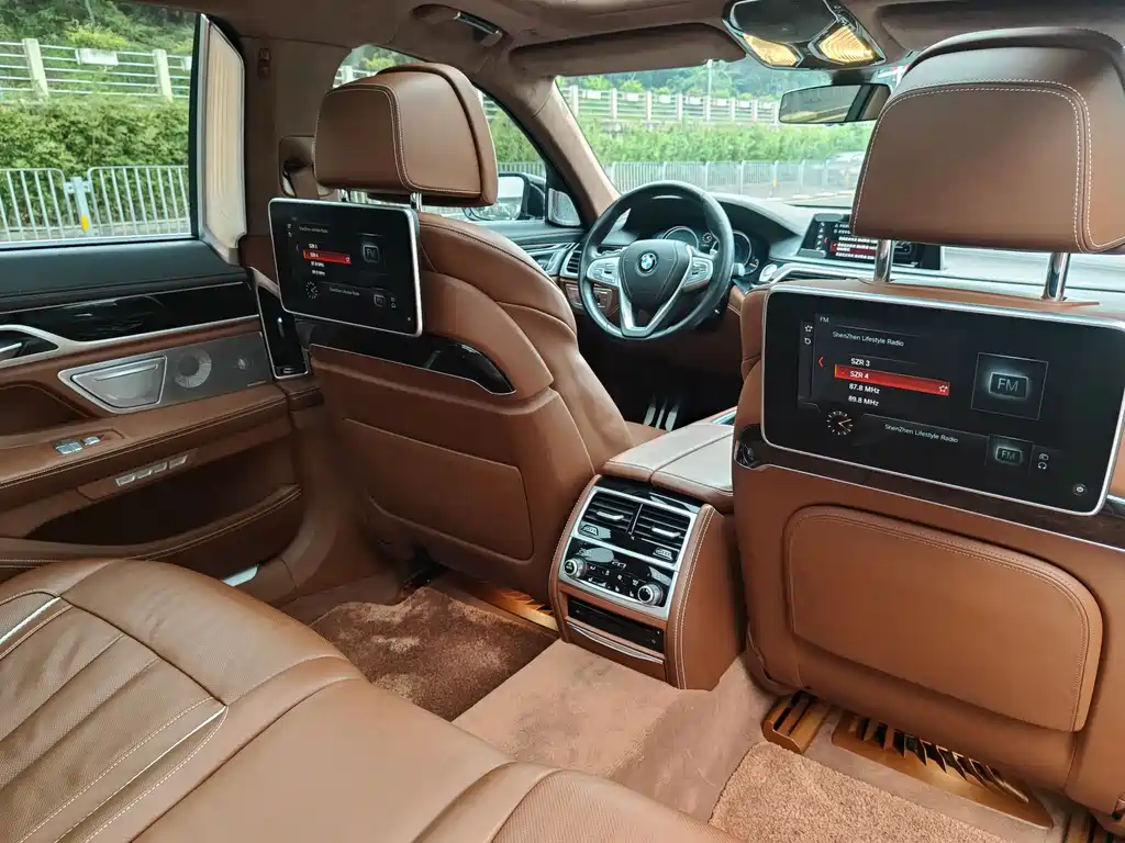 BMW 7 Series 2017 — фото 20