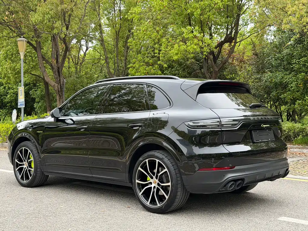 Porsche Cayenne Hybrid 2022 — фото 24
