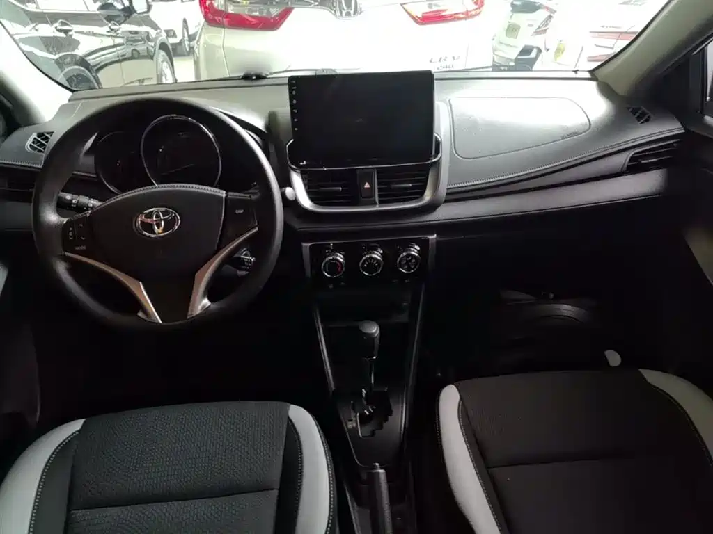Toyota Yaris L 2022 — фото 10