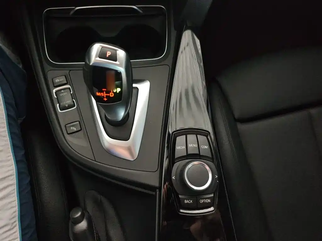 BMW 3 Series 2018 — фото 9