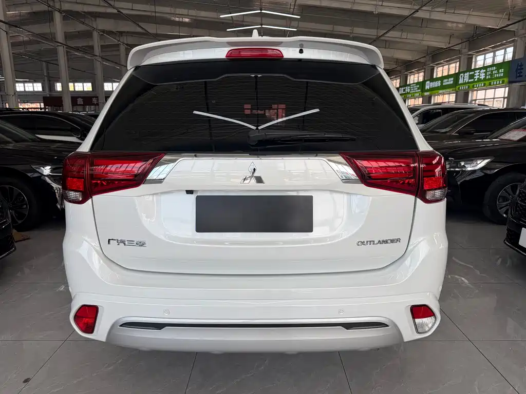 Mitsubishi Outlander 2022 — фото 5