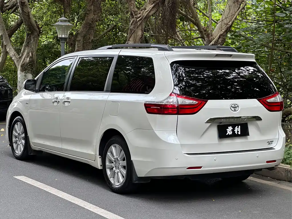 Toyota Sienna 2017 — фото 3